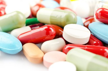 Çok renkli hap ve kapsül