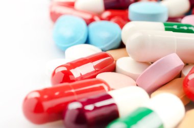 Çok renkli hap ve kapsül