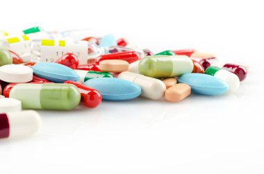 Çok renkli hap ve kapsül