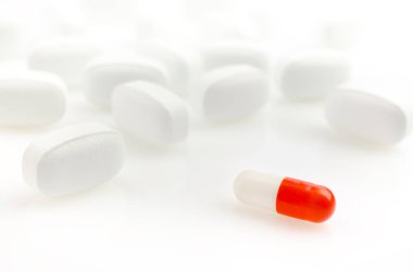 Arka plan beyaz hapları kırmızı kapsül olduğunu