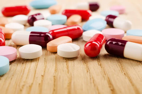 Wielobarwny kapsułki i tabletki — Zdjęcie stockowe