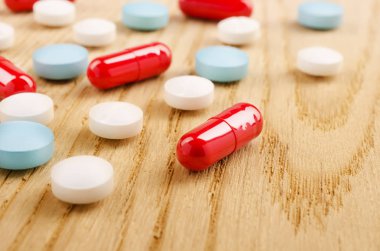 Çok renkli kapsül ve hapları