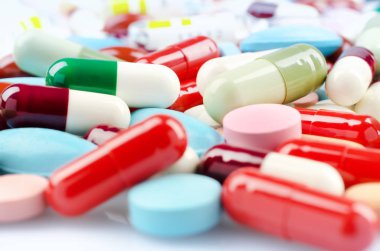 Çok renkli hap ve kapsül