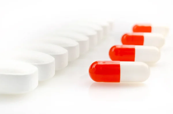 Red Capsules and White Pills — Stock Photo, Image