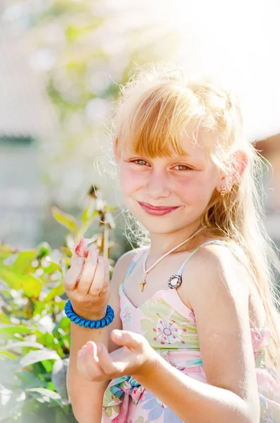 Jong meisje eten aardbeien — Stockfoto