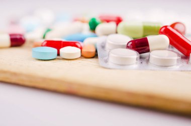 Çok renkli kapsül ve hapları