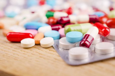 Çok renkli kapsül ve hapları