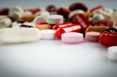 Çok kırmızı ve diğer tıbbi kapsül