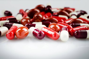 Çok kırmızı ve diğer tıbbi kapsül