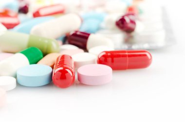 Çok renkli hap ve kapsül