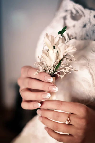Невеста держит свадебный букет в руках — стоковое фото