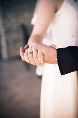 Damat gelinin elini tutar