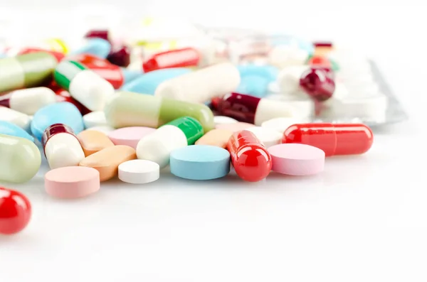 Leku. Wielobarwny tabletki i kapsułki — Zdjęcie stockowe
