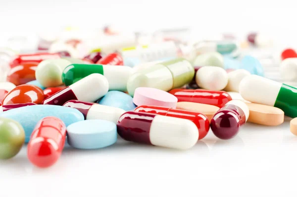 Medicina. Cápsulas y pastillas multicolores —  Fotos de Stock