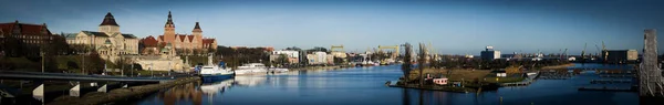 Polonia. Panorama de Szczecin. Puerto fluvial — Foto de Stock