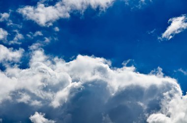 Bulutlu mavi gökyüzü