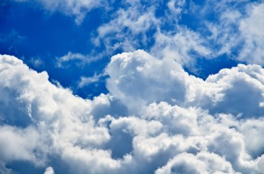 Bulutlu mavi gökyüzü