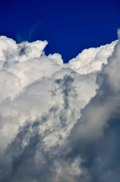 Błękitne niebo z chmurą — Zdjęcie stockowe