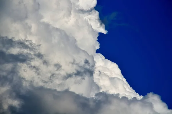 Blauer Himmel mit Wolken — Stockfoto