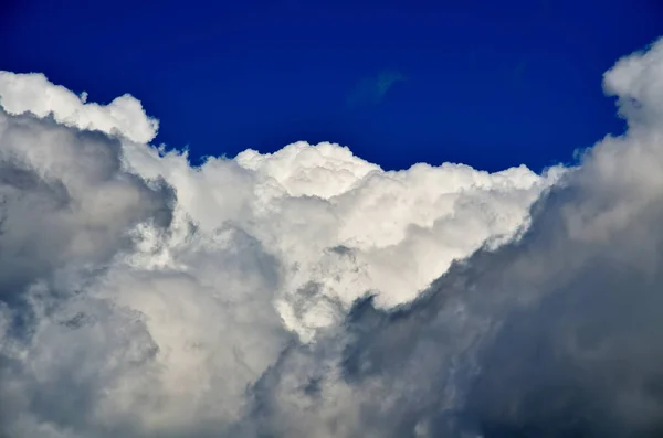 Blauer Himmel mit Wolken — Stockfoto