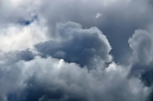 Gray cumulus clouds — Stock Photo, Image