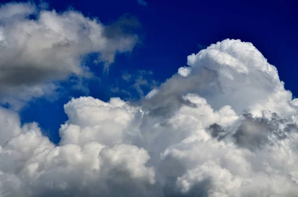 Langit biru dengan awan — Stok Foto