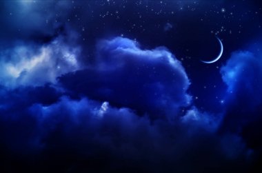 Bulutlar ve ay ile gece gökyüzü