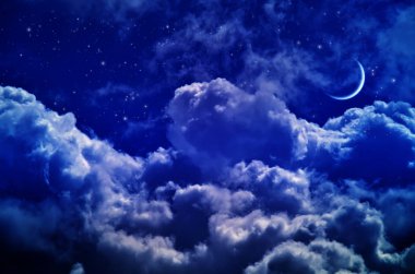 Bulutlar ve ay ile gece gökyüzü