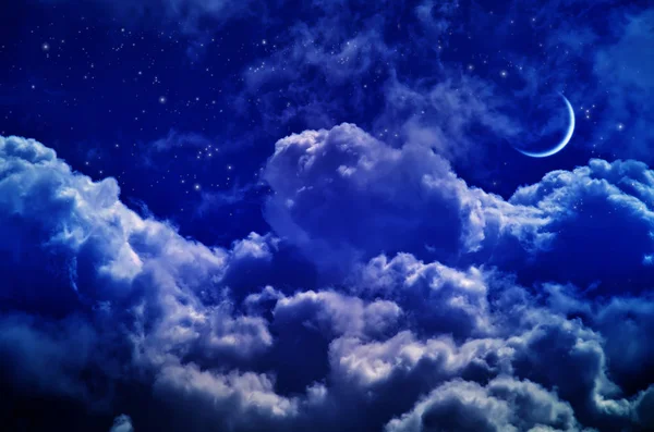 Bulutlar ve ay ile gece gökyüzü