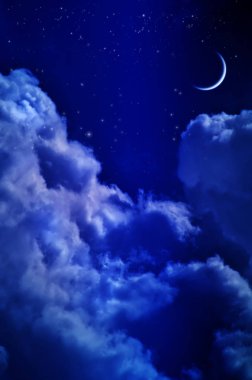 Bulutlar ve ay ile gece gökyüzü