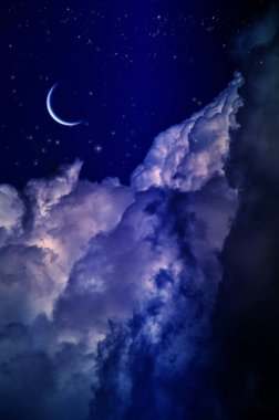 Bulutlar ve ay ile gece gökyüzü