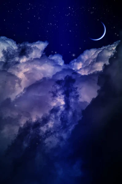Natthimmel med moln och måne — Stockfoto