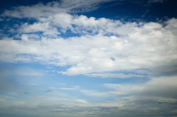 Gesättigte Wolken am blauen Himmel — Stockfoto