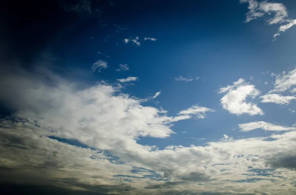 Nasycone w błękitne niebo chmury — Zdjęcie stockowe