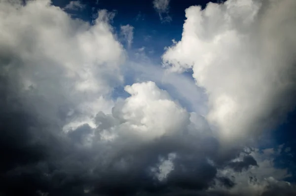 青空に雲を飽和 — ストック写真
