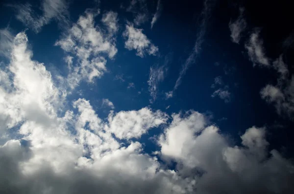 Gesättigte Wolken am blauen Himmel — Stockfoto