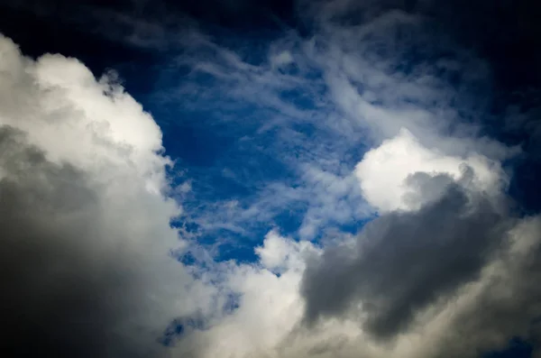 Gesättigte Wolken am blauen Himmel — Stockfoto