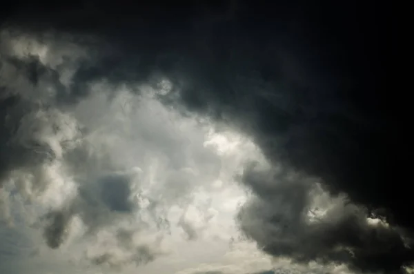 Fundo de nuvens escuras — Fotografia de Stock