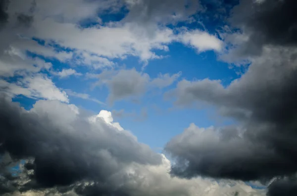 Gesättigte Wolken am blauen Himmel — Stockfoto