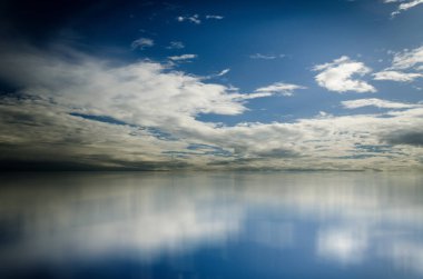 Mavi gökyüzü. Bulutlar deniz üzerinde