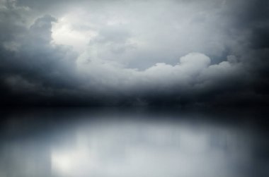 bulutlar deniz üzerinde