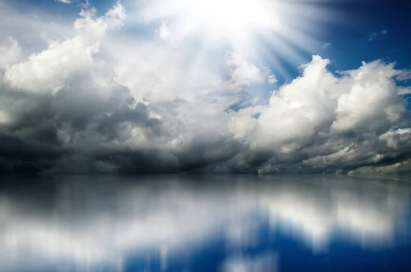 Dramatische wolken en zon over zee — Stockfoto