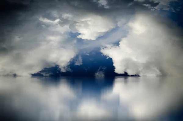 Blå himmel. Moln över havet — Stockfoto