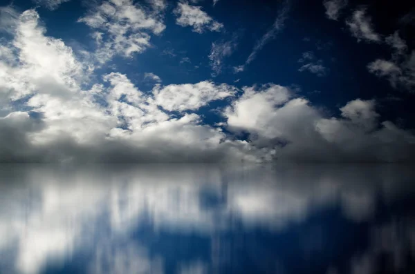 Blauwe hemel. Wolken boven zee — Stockfoto