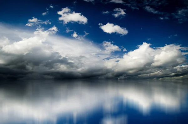Blauwe hemel. Wolken boven zee — Stockfoto