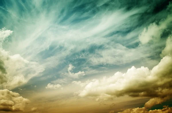 Sis ve gece gökyüzünde bulutlar — Stok fotoğraf