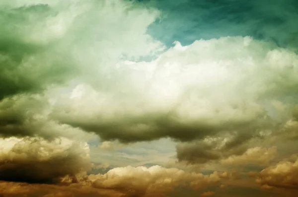 霧と夜の空の雲 — ストック写真