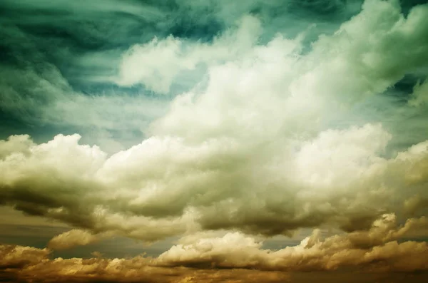 Nevoeiro e nuvens no céu da noite Fotografia De Stock