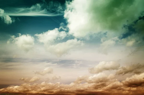Sis ve gece gökyüzünde bulutlar — Stok fotoğraf