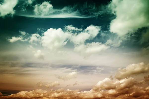 Brouillard et nuages dans le ciel du soir — Photo